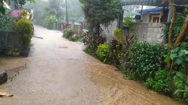 Heavy rains flood houses in Bogawanthalawa