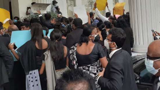 Lawyers protest against AG for withdrawing cases against politicians