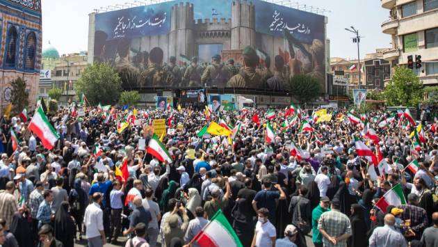 Iran and US close on initial deal, Tehran says no signing on Sunday