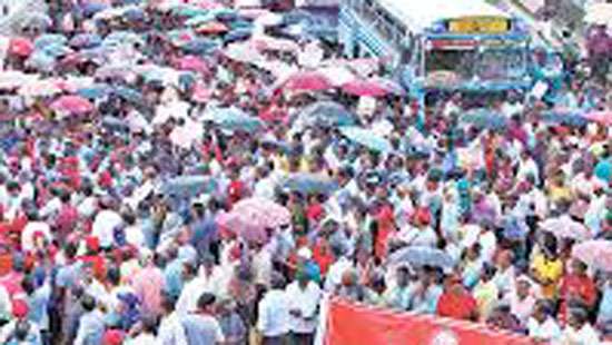 Protesting teachers, Principals dispersed with water cannons in Battaramulla