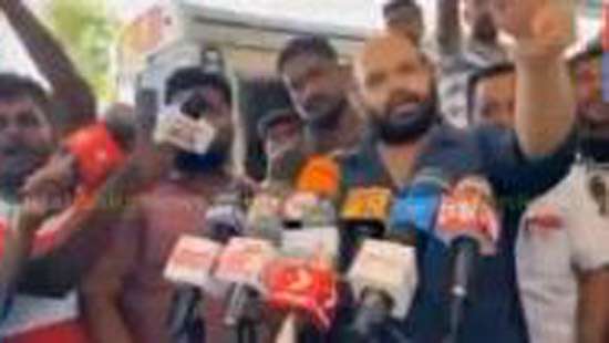 Protesters go at MP Rasamanickam over checking bus permits