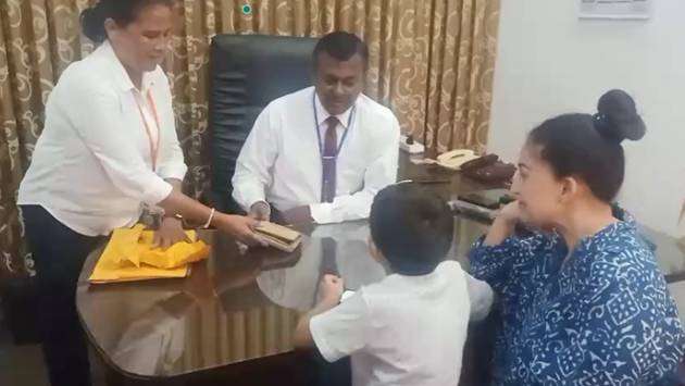 Female Police Constables return lost wallet belonging to British tourist