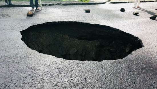 Massive Sinkhole opens up close to Kothmale Dam