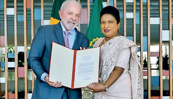 Sri Lanka’s Ambassador Chaminda Colonne presents credentials to Brazil’s President Lula da Silva