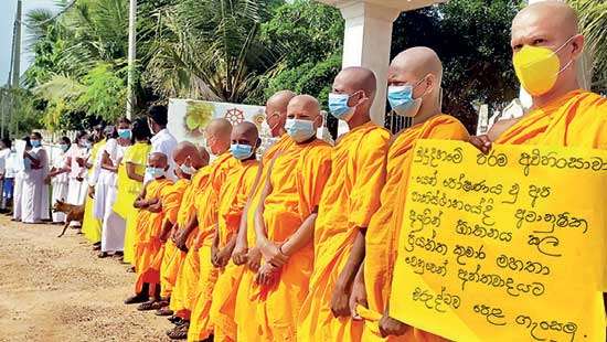 Residents of Kalpitiya stage protest demanding justice to Engr. Priyantha Kumara Murdered in Pakistan