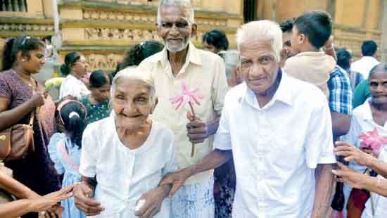 Devotees observe Nikini Poya Day at historic  Kelani Temple