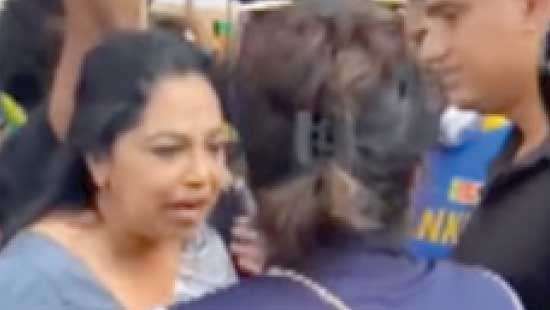 Actress Sanjeewani Weerasinghe hooted and chased away  by Lankan protestors in LA