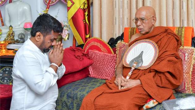 President receives new year blessings from Amarapura and Ramanna chief prelates