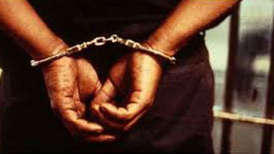 Five airmen nabbed with Rs.400,000 worth of illicit fags