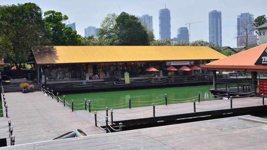 Pettah Floating Market deserted