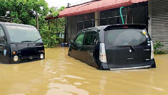 Puttalam-Colombo Highway goes under water Large number of vehicles affected