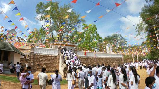 Devotees visit Anuradhapura