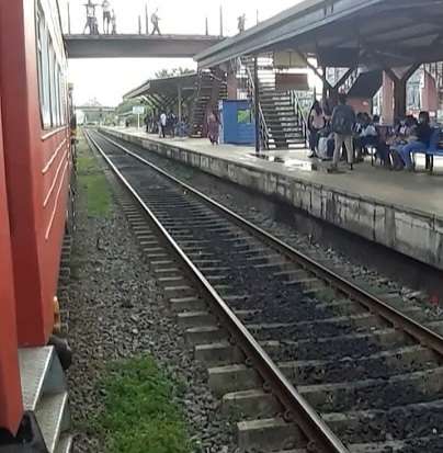 Student dies after reportedly jumping onto moving train