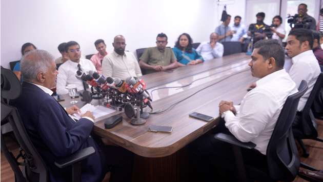Ranil discusses geopolitics with Youth...