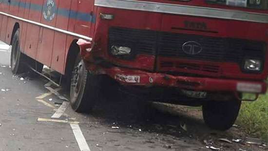 Bus, lorry collide head-on in Warakapola killing woman