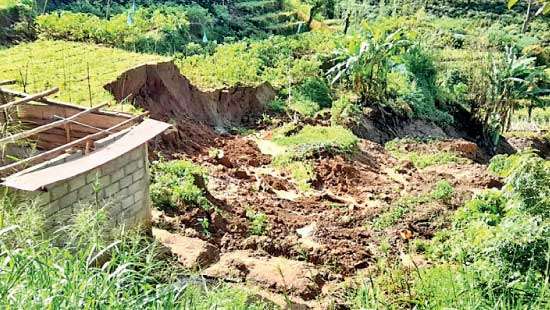 Landslide threat, some families evacuated in Haputale