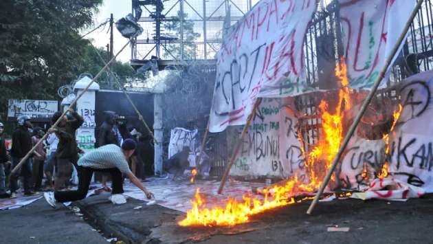 Indonesian police use tear gas on university campuses in ongoing protests