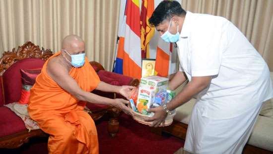 Ruwan meets Mahanayake Thera of Asgiriya Chapter