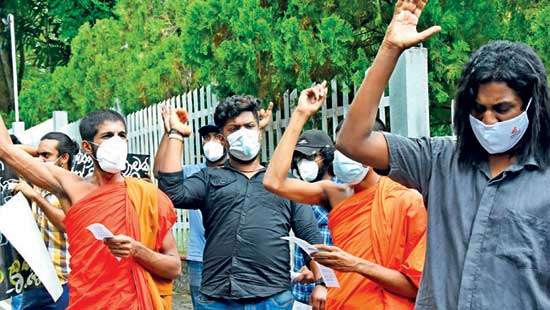 Kelaniya Uni. students take to streets