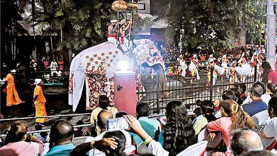 Ceylinco Life policyholders treated to VIP viewing of Kandy Perahera