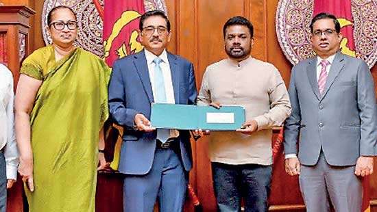 Central Bank issues Rs.2000 circulated commemorative currency note to mark 75th anniversary