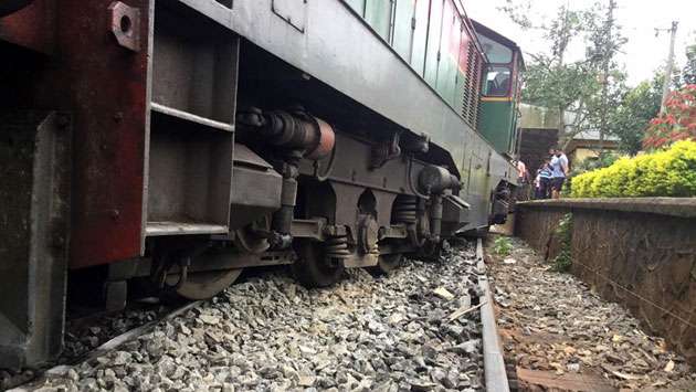 Train derails near Colombo Fort station