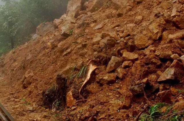 Woman dies after earth mound collapses on fruit store in Theldeniya