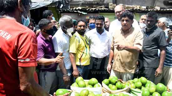 Sajith visits Manning Market