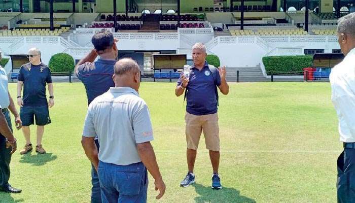 Dilroy lectures at schools rugby workshop