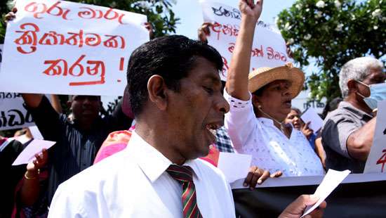 Protest against dissolution of Teachers' Transfer Board