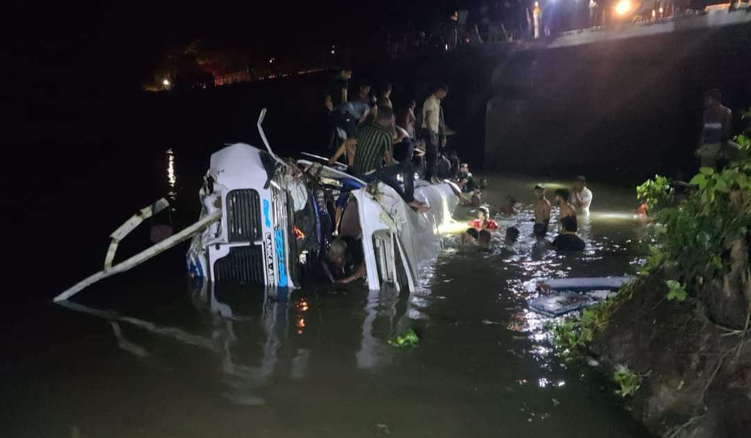 At least 9 killed, over 20 injured after bus topples into river at Manampitiya