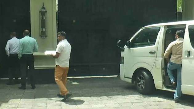 අල්ලස් කොමිසමේ නිලධාරීන් රවී ගේ නිවසට – මන්ත්‍රී පාර්ශ්වයෙන් පැහැදිලි කිරීමක්!
