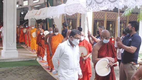 Rs.20mn alms giving for Siridhamma Thera's b'day - Caption Story