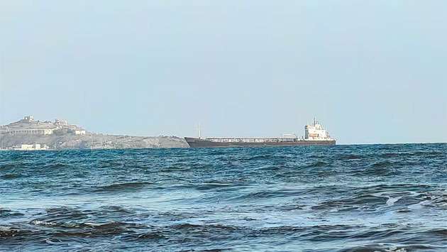 Iran war spreads to Red Sea and Caspian, Gulf quiet as US forgoes strikes
