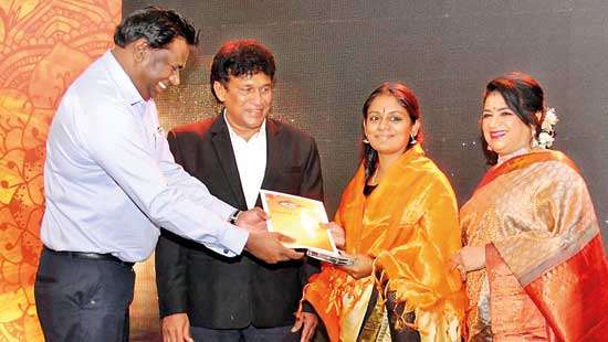 “Vilithelu Penne” confers the ‘Award of achievement’ to Gayathri Wickramasinhge