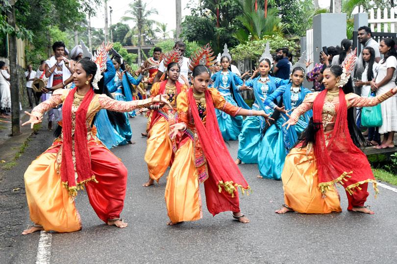 Vesak Maha Perahera... - Caption Story | Daily Mirror