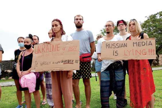 Ukrainians stage protest on Saturday 26  in Galle condemning Russian invasion