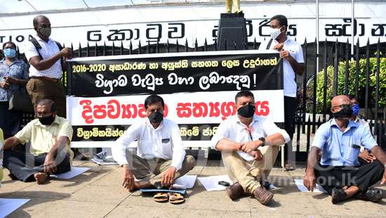 Pensioners stage Sathyagraha