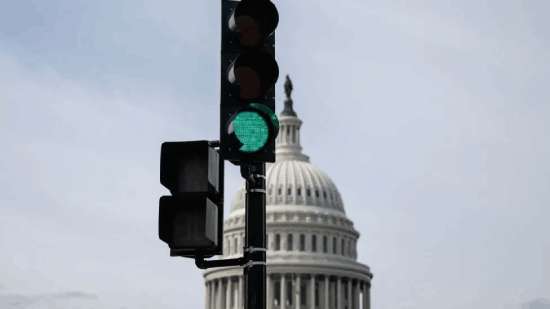 US lawmakers vote to avert government shutdown