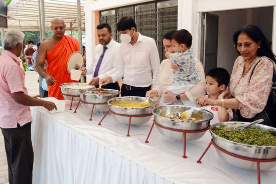 Community kitchen program at Gangaramaya