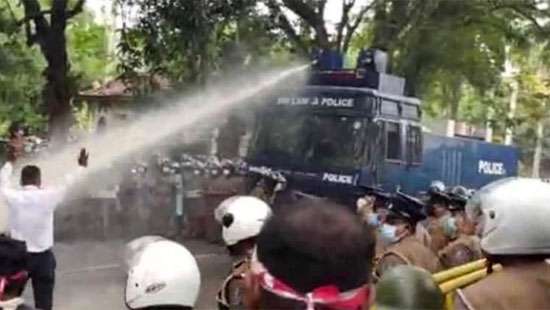 Police disperse IUSF protest in Punchi Borella