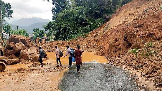 Earth slip obstruction on Colombo Hatton road cleared