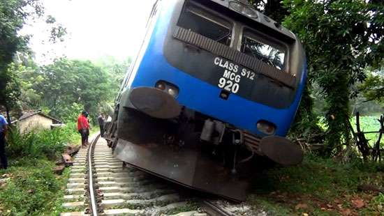 Train on Kelani Valley line derailed near Kosgama station