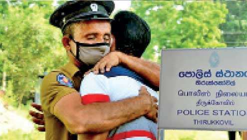 Thirukkovil shooting  Four policemen shot dead  by fellow cop over not granting leave