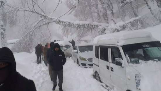Emergency declared in Pakistan’s Murree as stranded tourists die after overnight snowfall