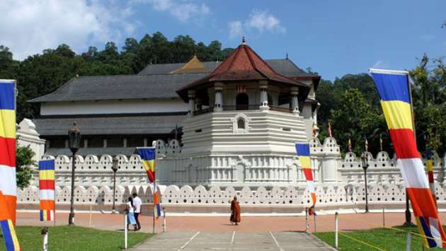 Over 100,000 expected: Police urge devotees to avoid Sri Dalada Maligawa tomorrow
