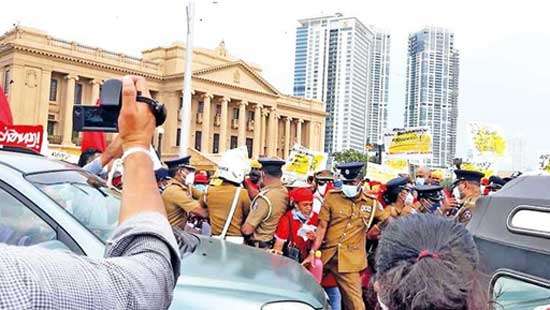 A masculine attack on a Women’s Day protest