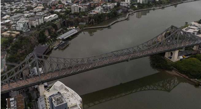 New York artist Spencer Tunick shoots mass nude photo on iconic Story Bridge