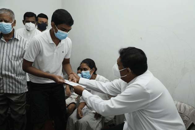 Opposition Leader donates Rs.2mn for children of Sialkot victim