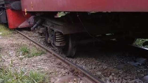 Train derails on Kelani Valley Line; services restricted to Kosgama